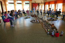 Kinderkarfreitagsliturgie im Gemeindezentrum (Foto: Karl-Franz Thiede)